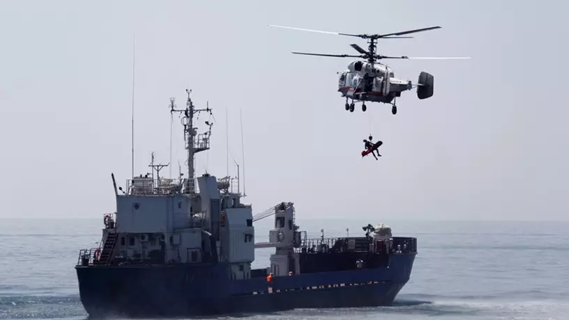 В ОАЭ азиатского мужчину эвакуировали с грузового судна