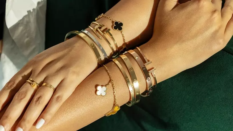 Троих грабителей депортируют из Дубая за кражу украшений Bulgari и Cartier​