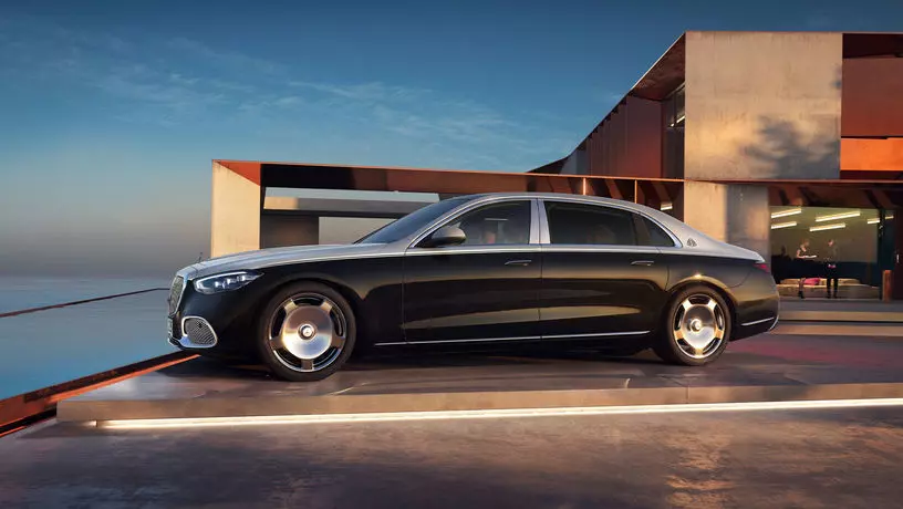 ​Хамзат Чимаев получил в подарок новый Maybach