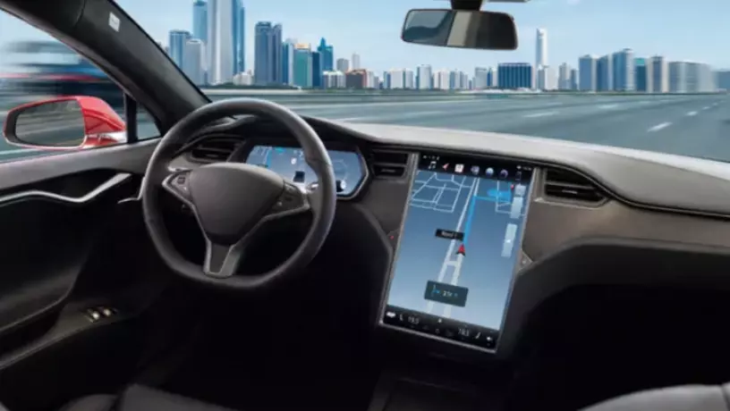 ​В столице ОАЭ начали тестировать Tesla с автопилотом