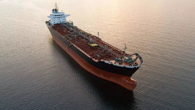 Зафиксирована утечка нефти с атакованного у берегов Кувейта танкера