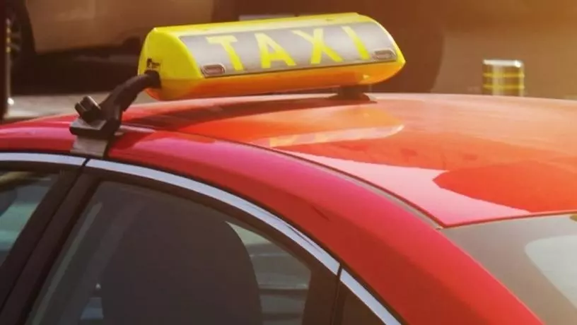 ​В Дубае таксист вернул забытые ценности на миллион дирхамов