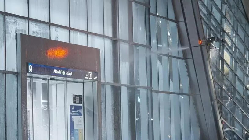 ​Станции метро в Дубае начали чистить дроны