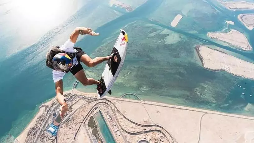 ​Каскадер Red Bull совершил потрясающий прыжок в Абу-Даби