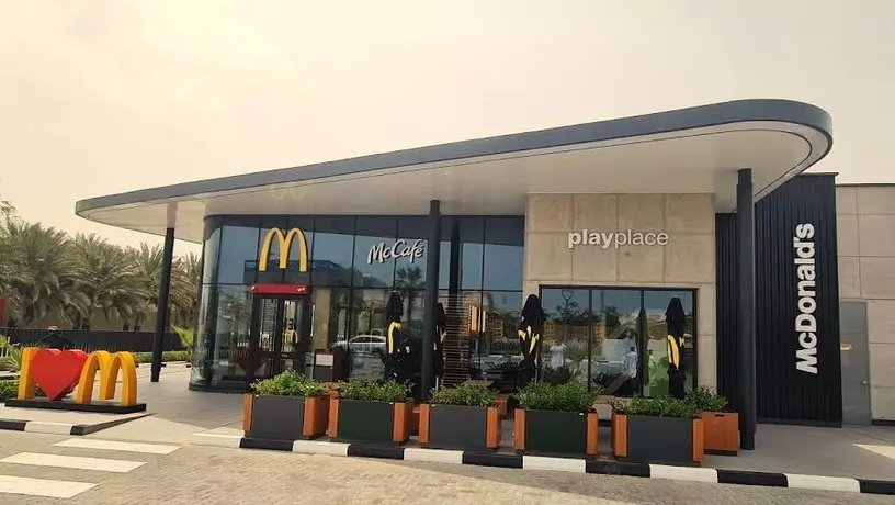 McDonald's открыл новый ресторан с детской площадкой в Дубае
