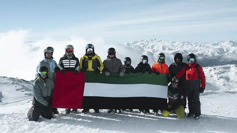 Команда ОАЭ развернула флаг во Французских Альпах