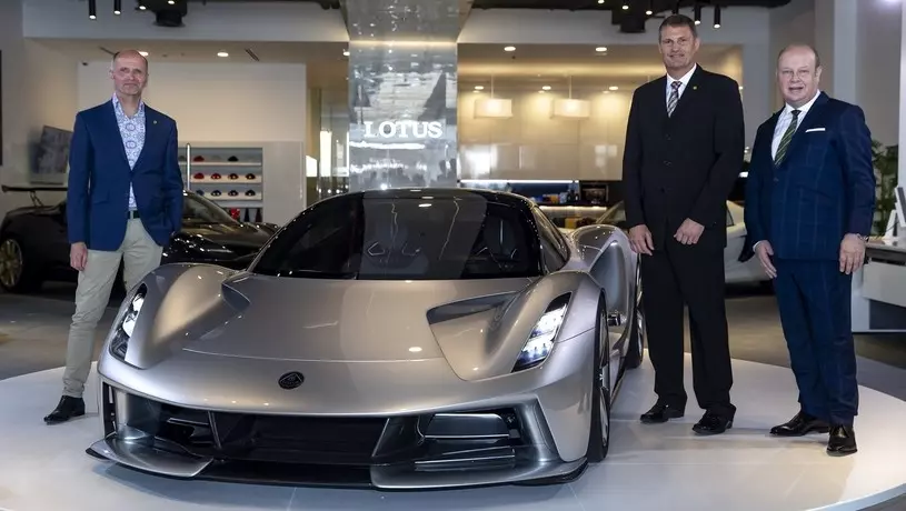 В Дубае представили первый электро-гиперкар Lotus