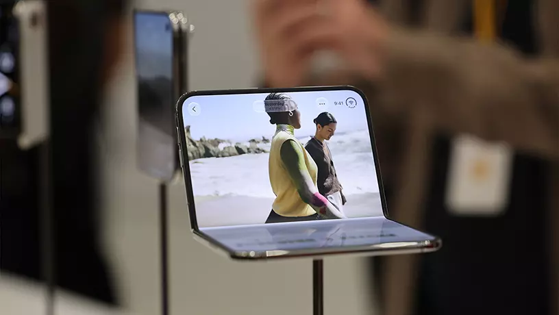 Жители ОАЭ обсуждают дефекты складных iPhone Duo