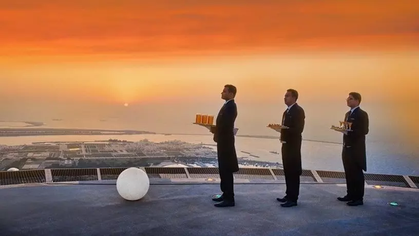 Отель St Regis в Абу-Даби приглашает встретить закат на вертолетной площадке